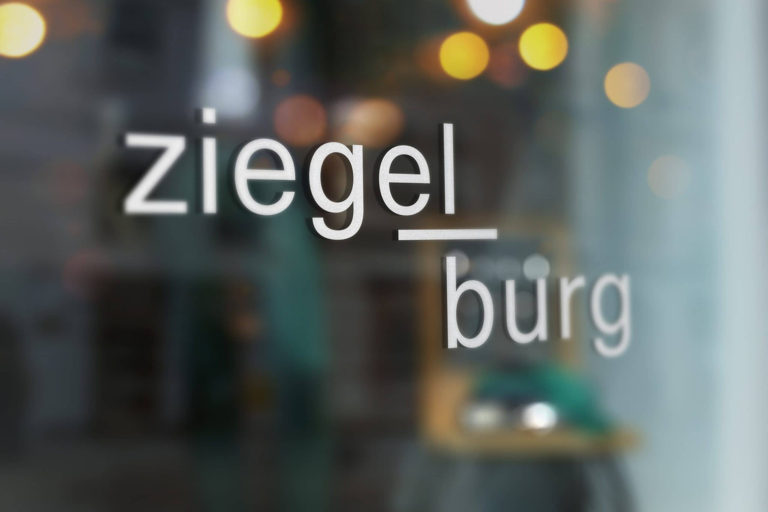 Ziegelburg Logo mit weißem Text auf Glas